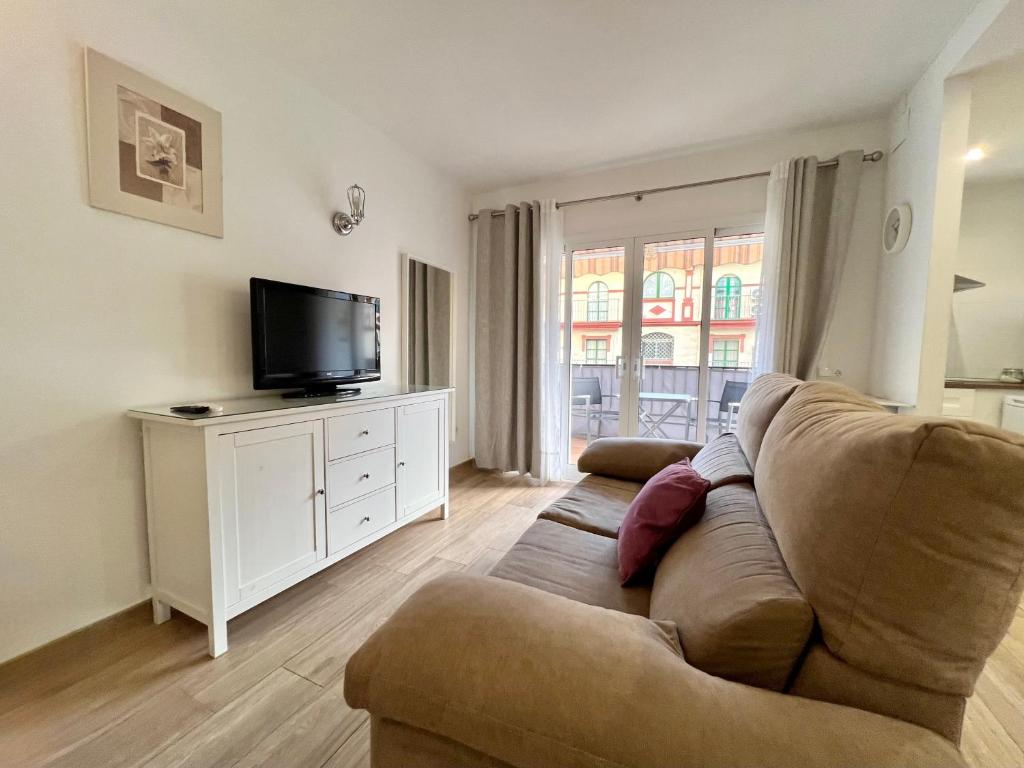 Urban Bay City Center & Beach Apartment - 2