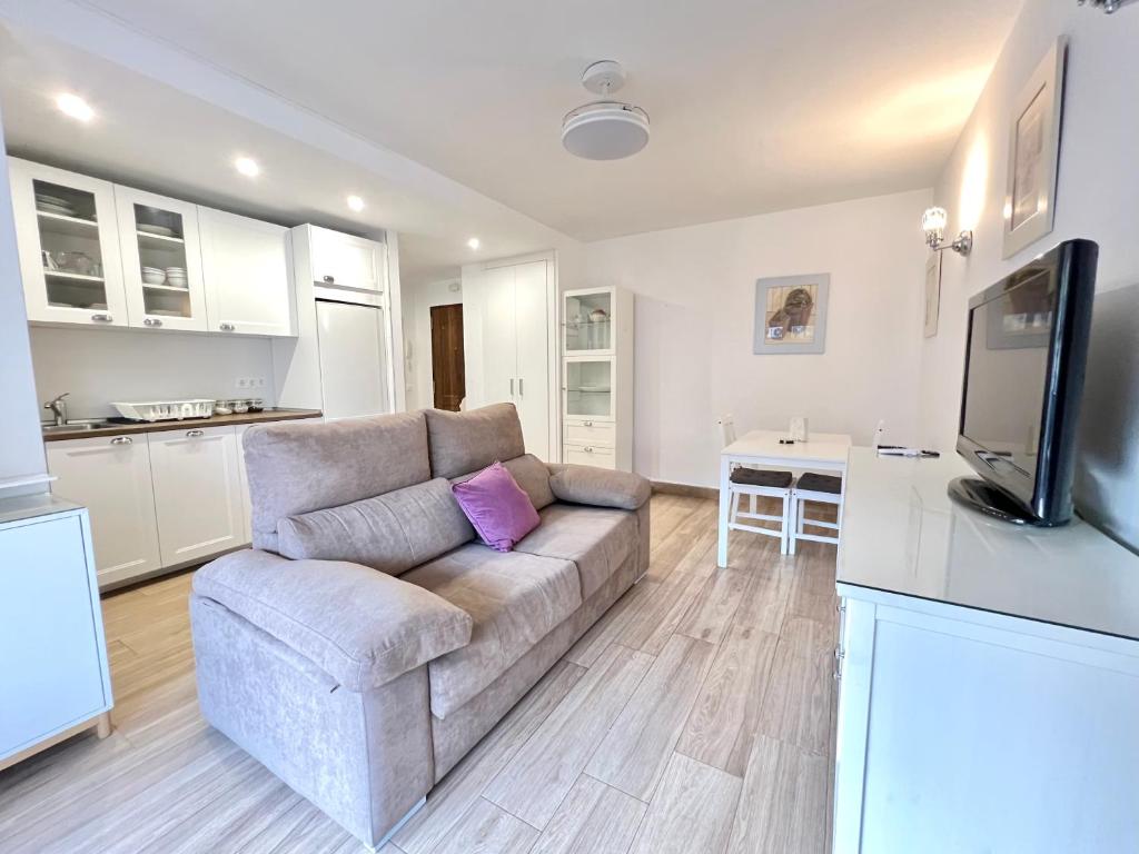 Urban Bay City Center & Beach Apartment - 3
