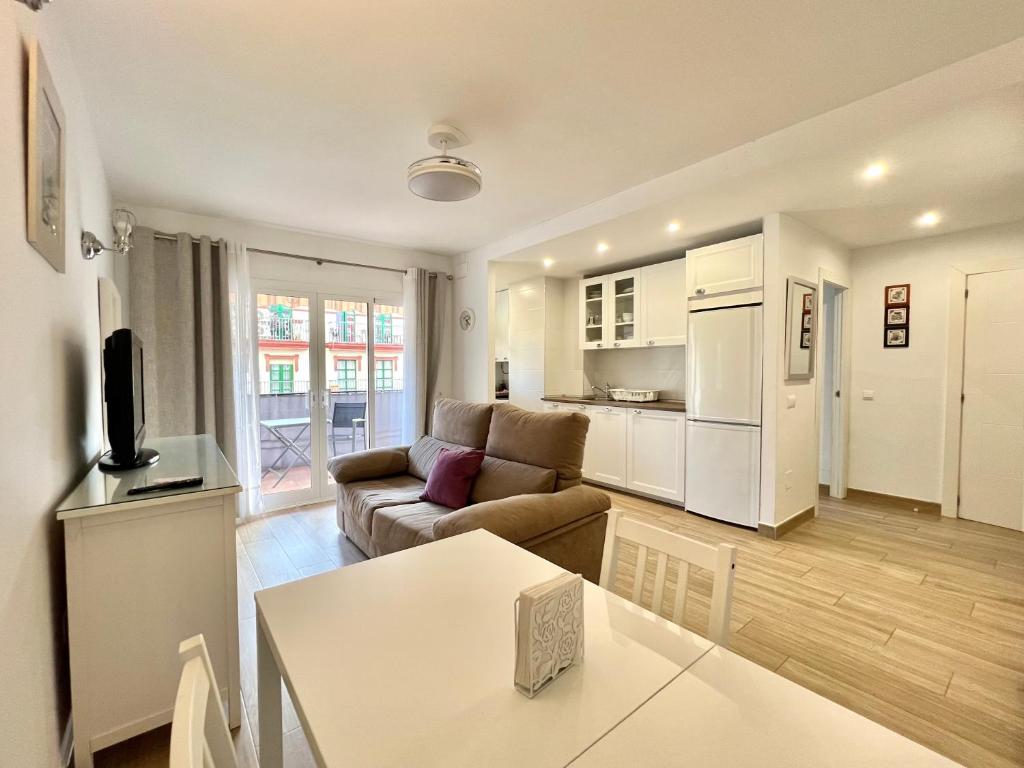 Urban Bay City Center & Beach Apartment - 1
