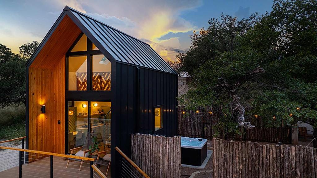 The Hillside at Meridian Hot tub & Firepit, Fredericksburg