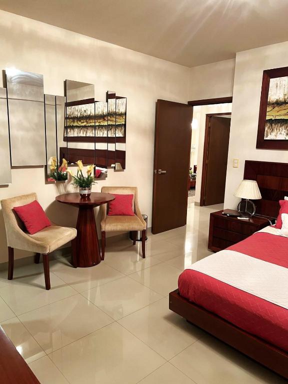 7B - Moderno departamento de 3 dormitorios a pasos de Plaza Blacutt - con Balcon y Parrillero - 2