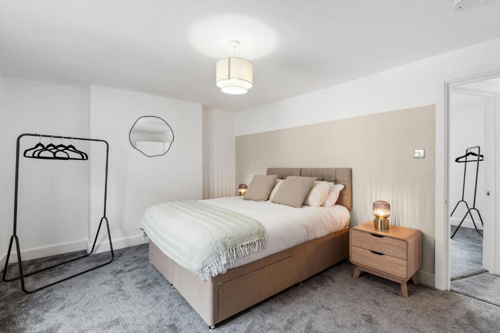 Hosted by AGF Property - Free Parking - Perfect for large groups and long stays - Free parking for one vehicle, Brighton & Hove