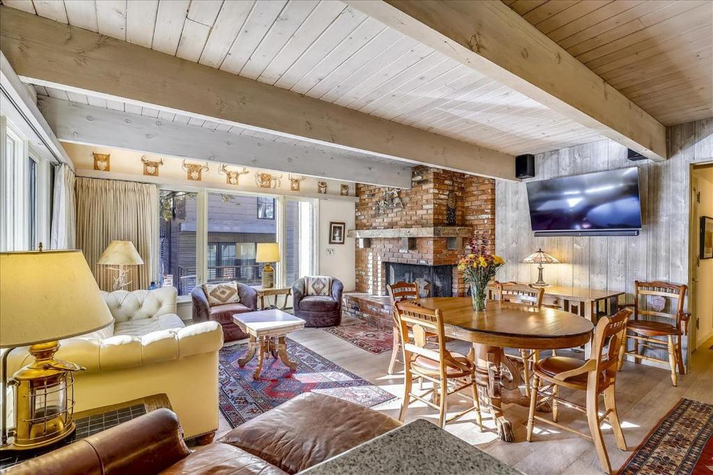 Spacious & Beautiful Condo - Steps to Ajax Gondola, Aspen