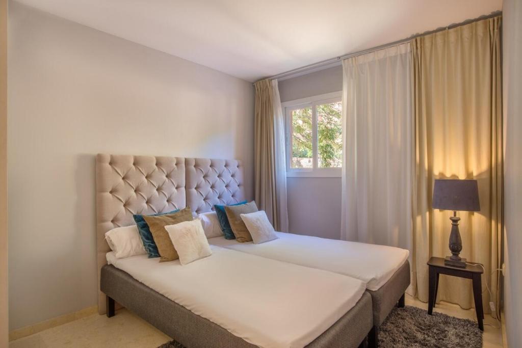 Modern 2 Bedroom Apartment with Sea View in Elviria - 3