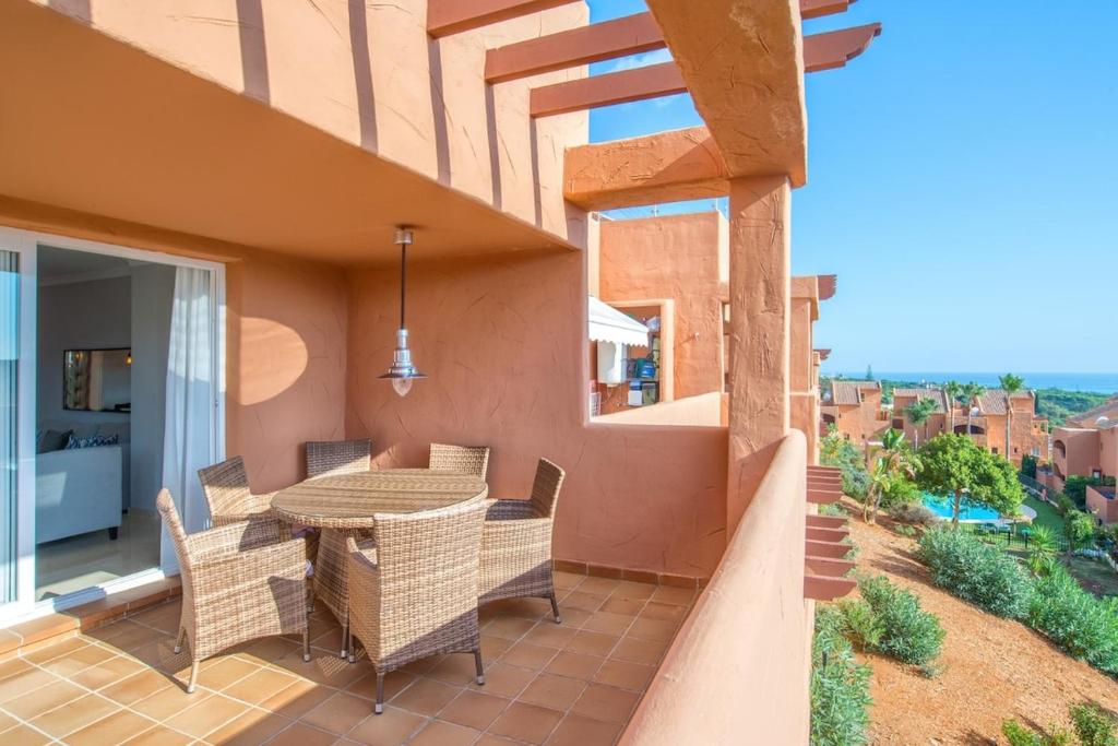 Modern 2 Bedroom Apartment with Sea View in Elviria - 4
