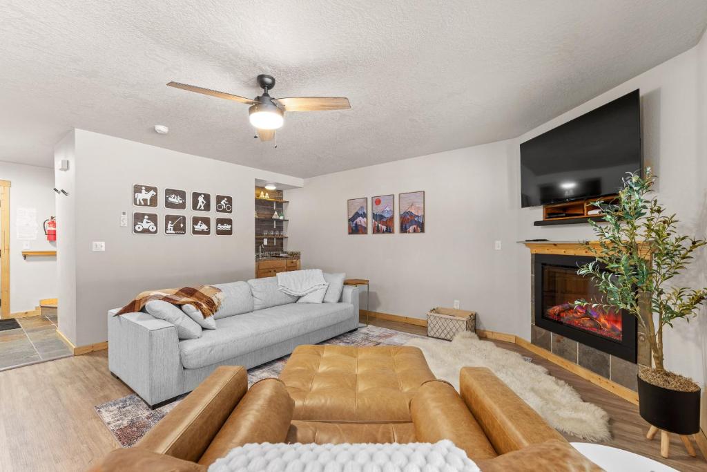 Grandmas Hideaway - walk to downtown, private hot tub, pet friendly with patio, McCall