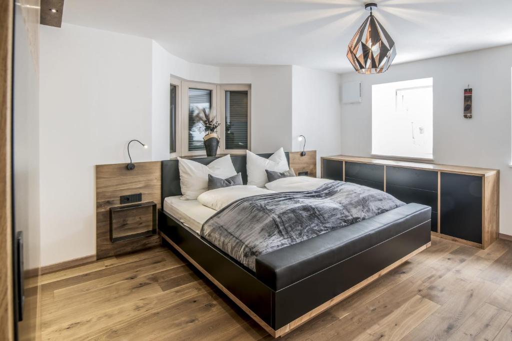 Stylish Alpine Apartment with Terrace, Fireplace & Mountain View near Sterzing - Villa Tribulaunblick - 4