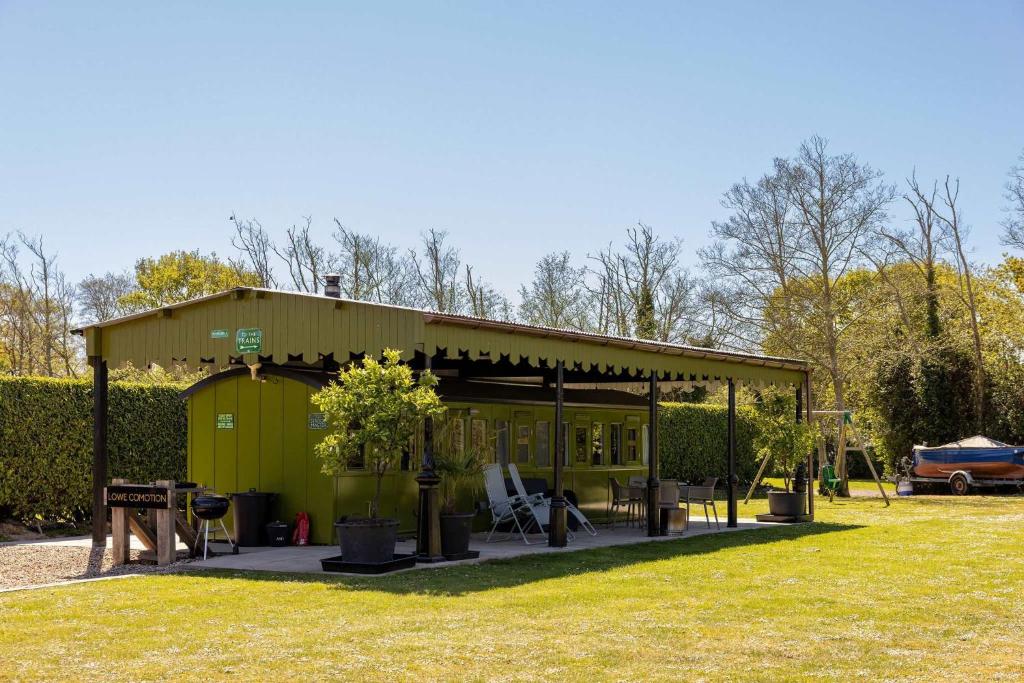 Unique & Comfy Remodelled Railway Carriage, Birdham