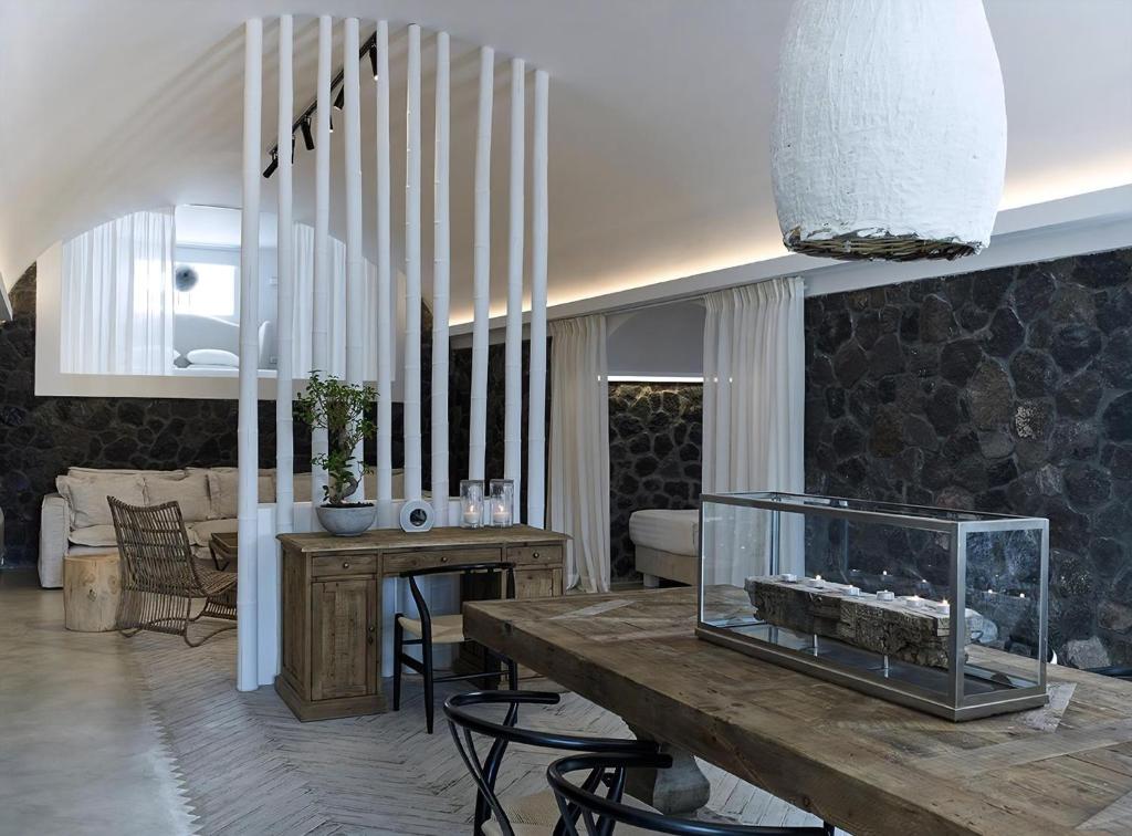 Relaxing & Ambient Santorini Villa 2 Bedrooms Cave Stone Villa Private Pool & Lovely Views Exo Gialos, Karterados