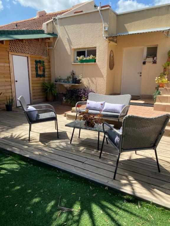 Spot in the Village פינה במושב, Livnim