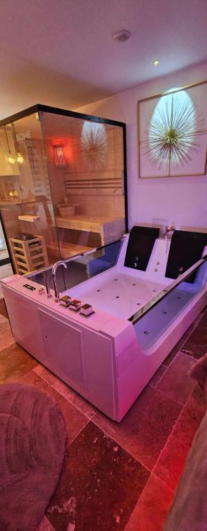 LoveRoom by LimousineLyonnaise, Rive-de-Gier