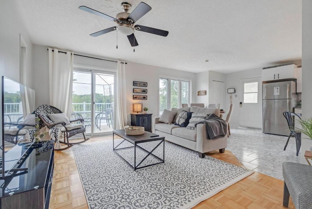 Stylish 2BR on Ottawa River, Gatineau