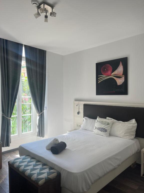 Standard ground floor room - reception side - Parking Lot View