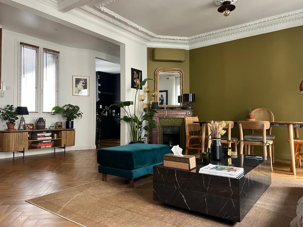 Bel appartement Paris Montmartre, Paris
