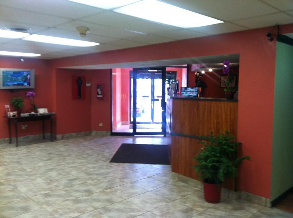 Days Inn by Wyndham Cleveland Lakewood photo