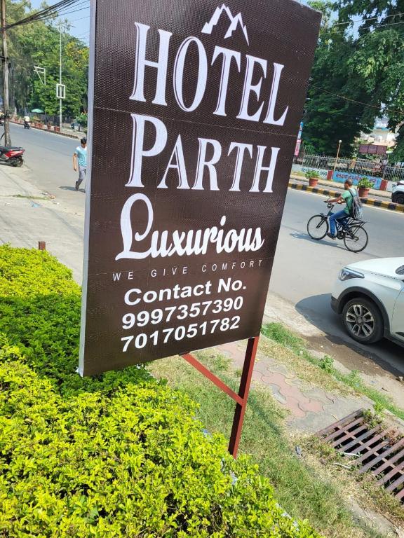 Hotel Parth Luxurious 주차장