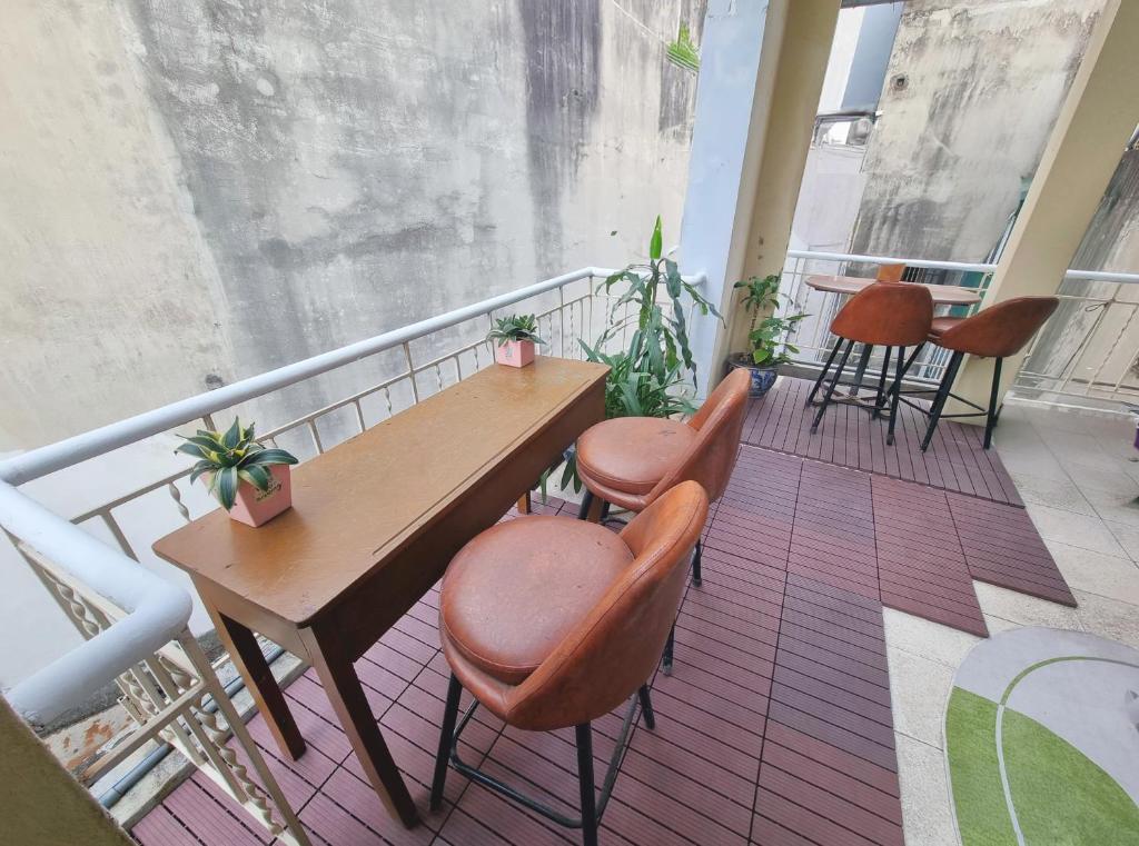 LushStay Abode – Hanoi Train Street