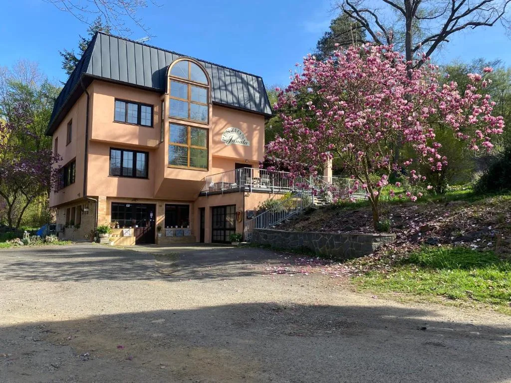 加纳塔旅馆，位于斯拉皮的酒店