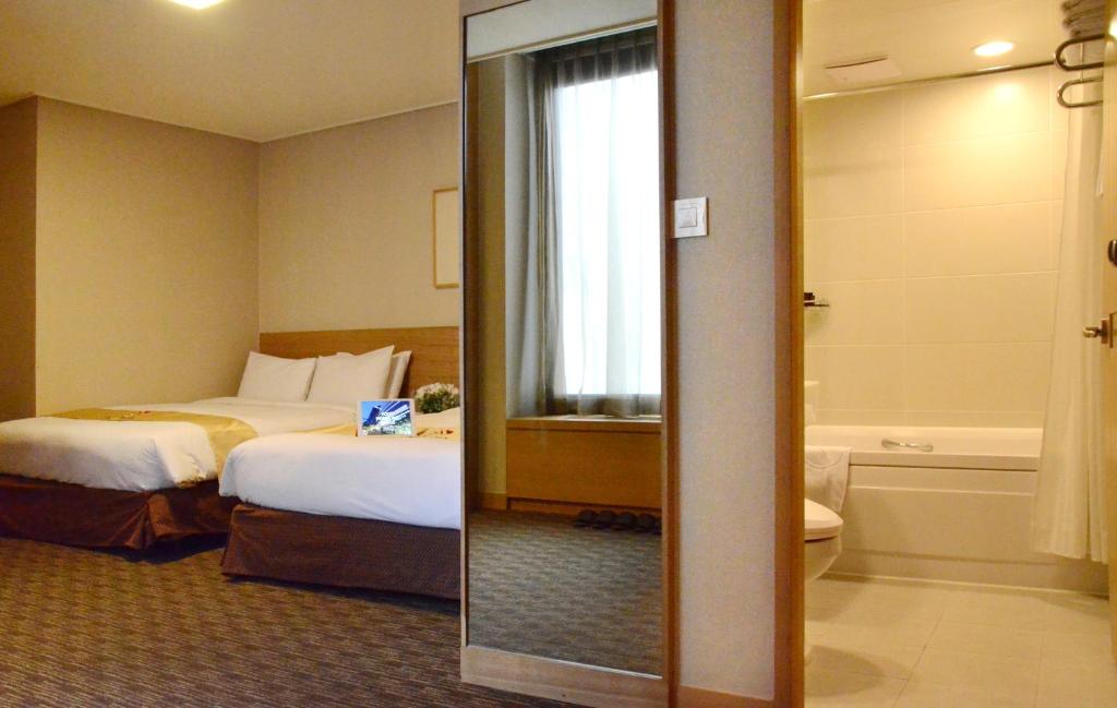 Hotel Room 4