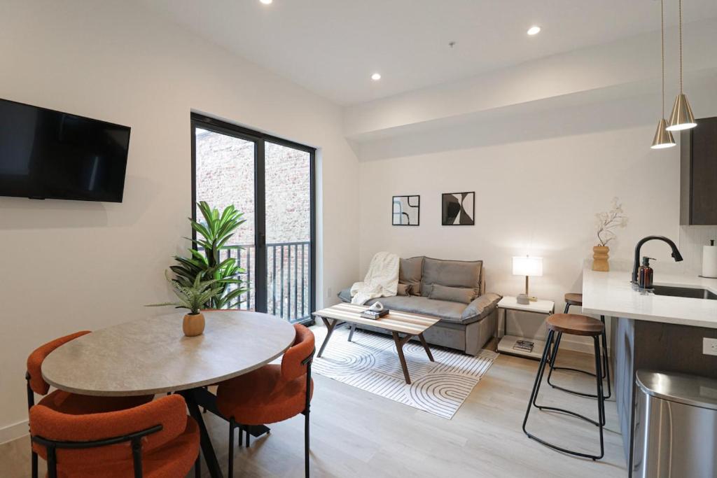 Unit 6 Studio with Queen plus Sofa Bed in the heart of DC, Washington