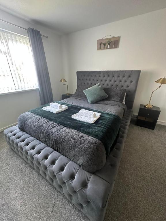 The Coral Suite - 2 Bedroom Apartment with 5G Wi-Fi in Lakeside, Cardiff minutes from Roath Park Lake, Cardiff