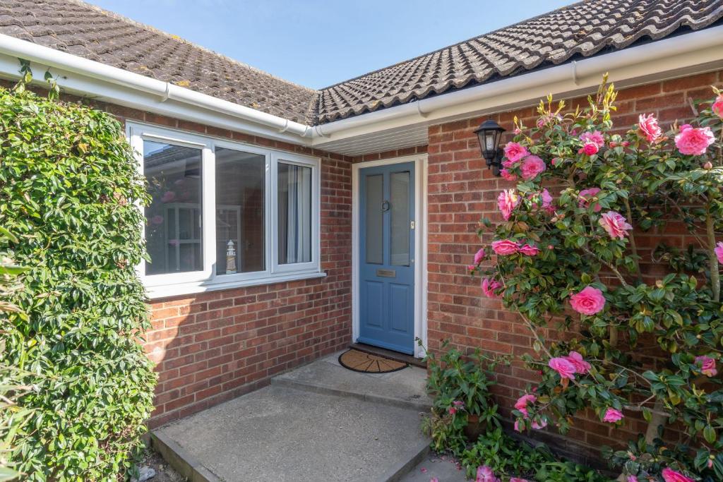 Cobbles End by Winterton Cottages, Winterton-on-Sea