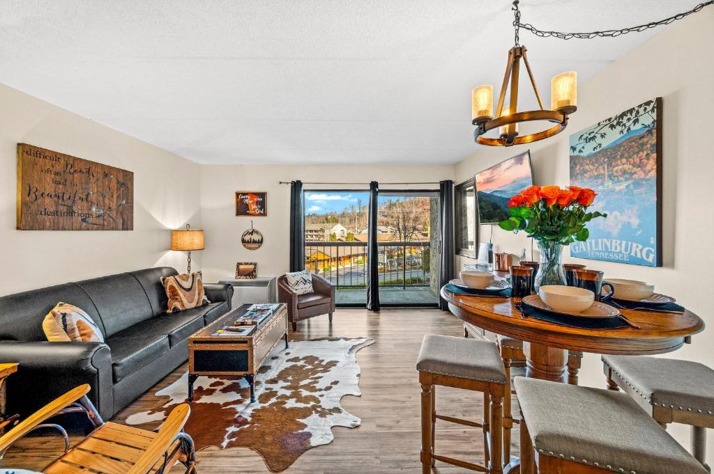 Stylish 1BR Free Attraction Tix Views!, Gatlinburg