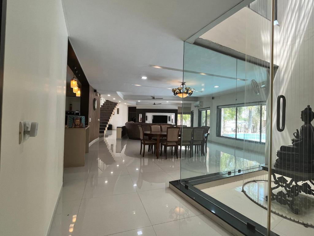 3. 나디아드의 빌라..