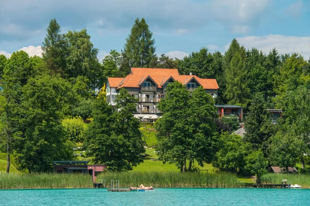 Kleines Hotel Kärnten, hotel v destinaci Egg am Faaker See