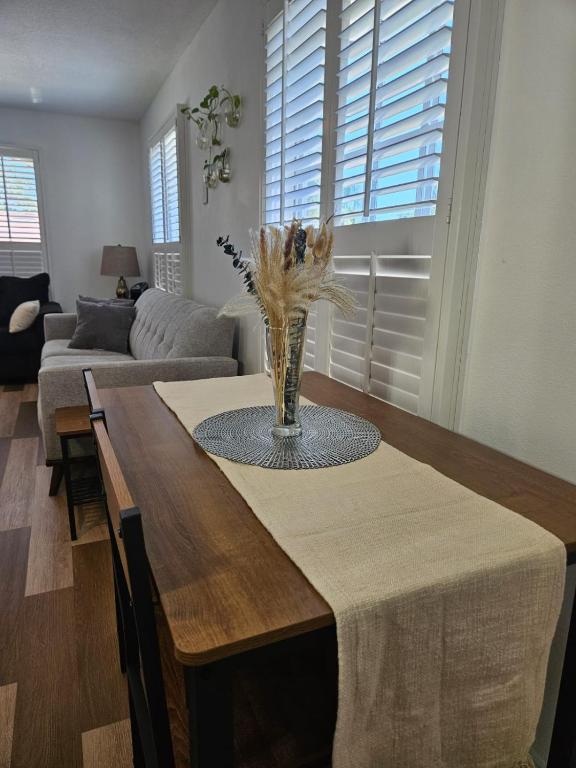 Newly Renovated Modern Studio 거실 또는 발코니 이미지