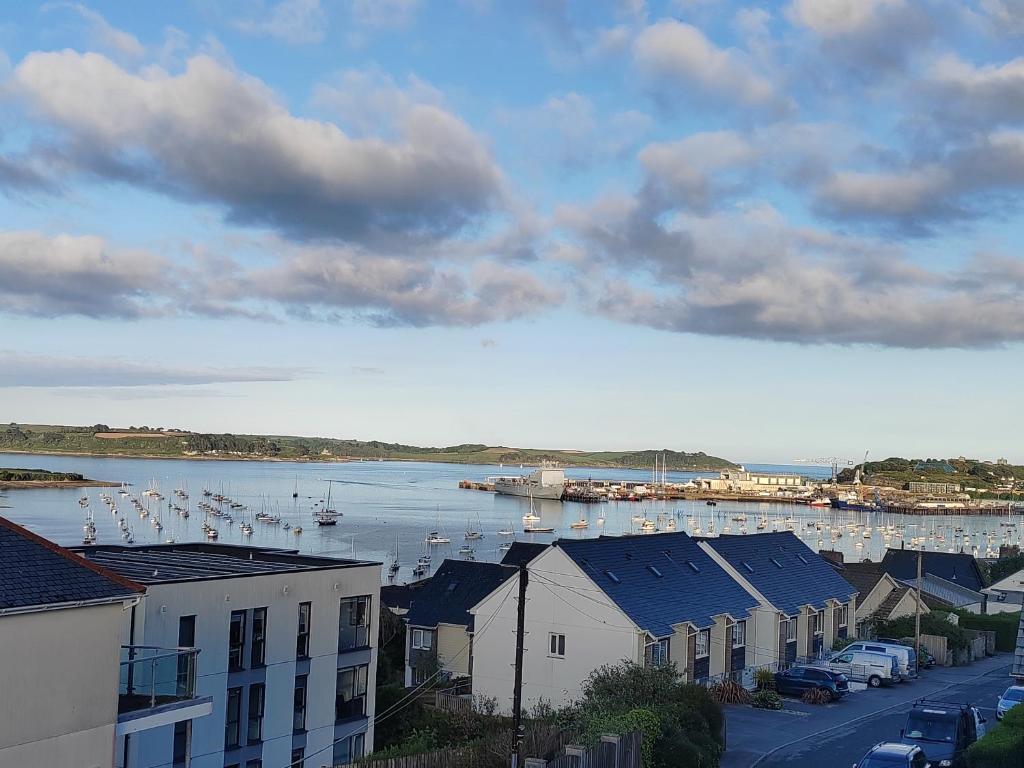 Modern open plan house, sea views and hot tub, Falmouth