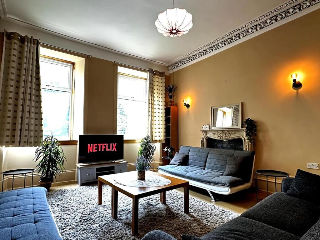 Cheerful 5 Bedroom House Close to Central West End and Parking, Glasgow