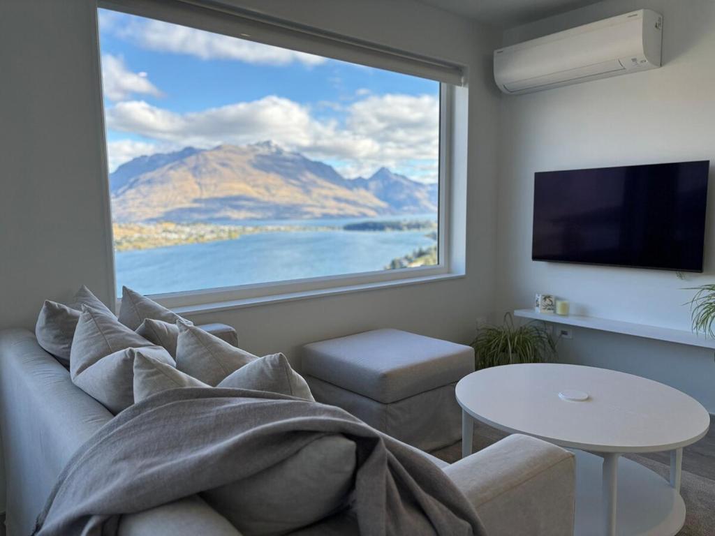 Takitimu Villa Remarkables View - Boutique Luxury, Private Bath with Stunning View, Queenstown