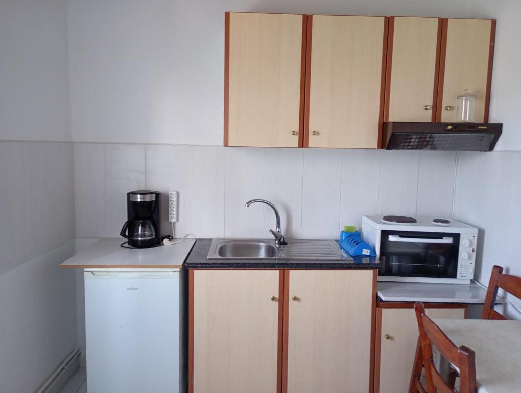 Kitchen, Mylonas Rooms in Preveza