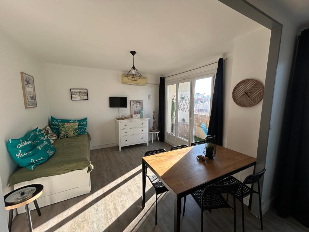 M T2 climatisé à100m de la plage ,des bateaux ,des commerces, Une terrasse ensoleillée - 2