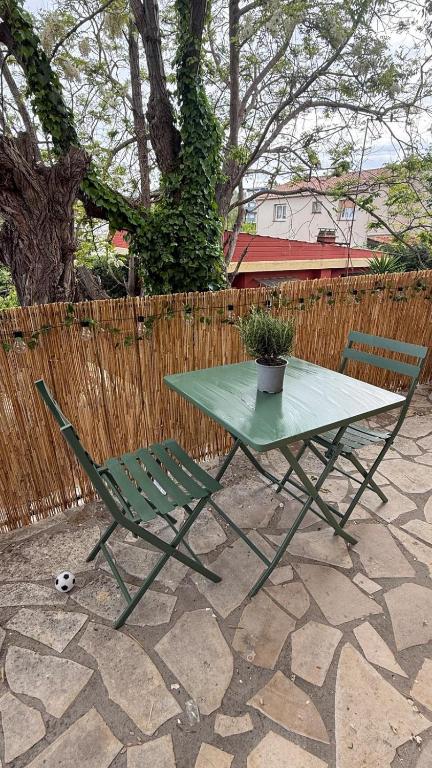 Seaside Studio with Terrace and Free Parking - Beach 2 Min Walk - 4