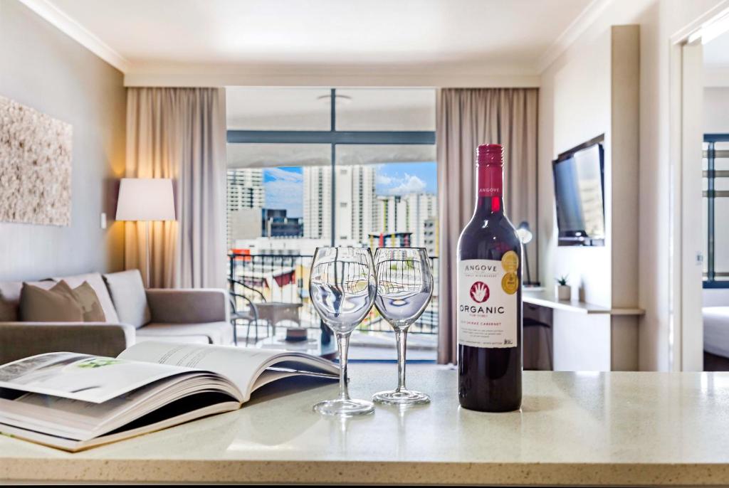 Couple's Escape on the Esplanade with Pool & Balcony, Darwin