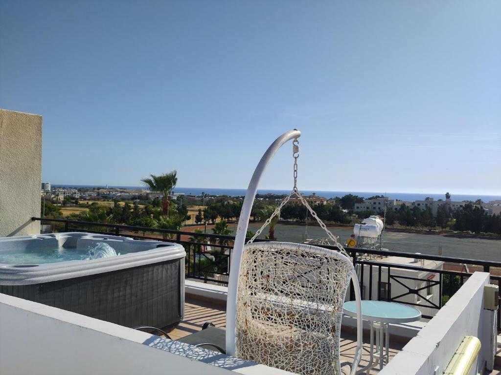 Othello Apartment with Pool, Balcony, Rooftop Hut Tub & 800 m to sandy beach on foot, Paphos City