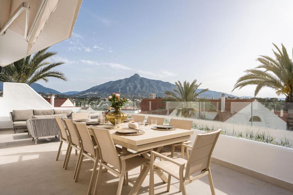 5 BR Luxury apt w Pool, garage and amazing views, Marbella