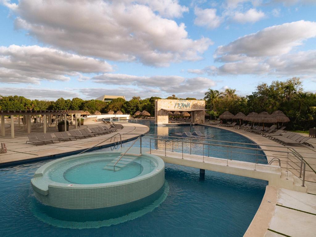 Swimming pool, Grand Sirenis Riviera Maya Resort & Spa in Tulum