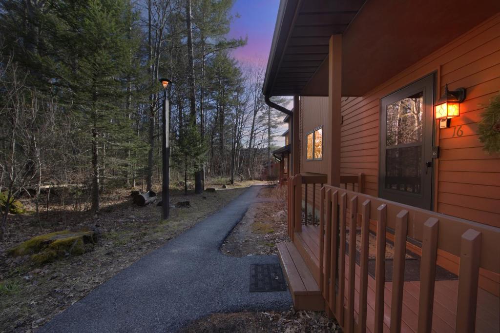 Uncas 16N - Spacious & Scenic Townhome, North Creek