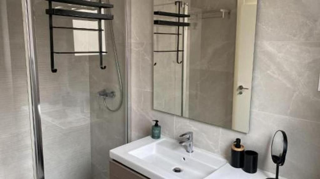 6 Guests - 3 Bedrooms - Private Garden - Pool - 5