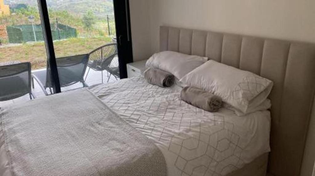 6 Guests - 3 Bedrooms - Private Garden - Pool - 4
