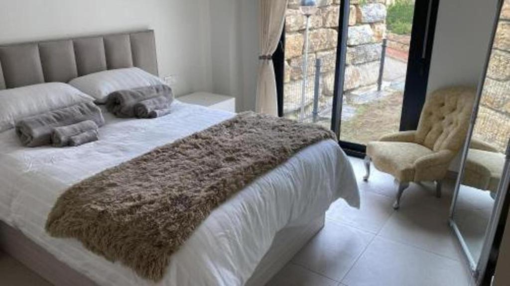 6 Guests - 3 Bedrooms - Private Garden - Pool - 3