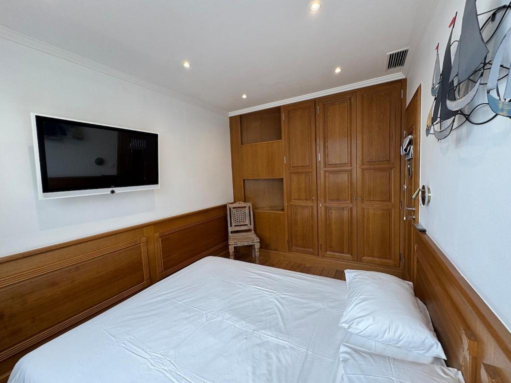 Seaside Serenity, Portside Apartment - 5