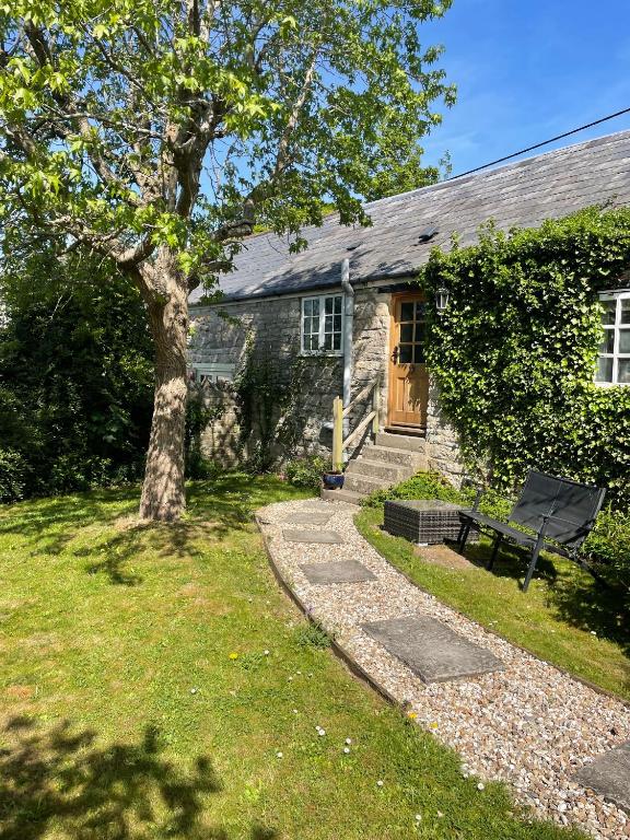 Gardeners Cottage, Mudford - pet-friendly stay