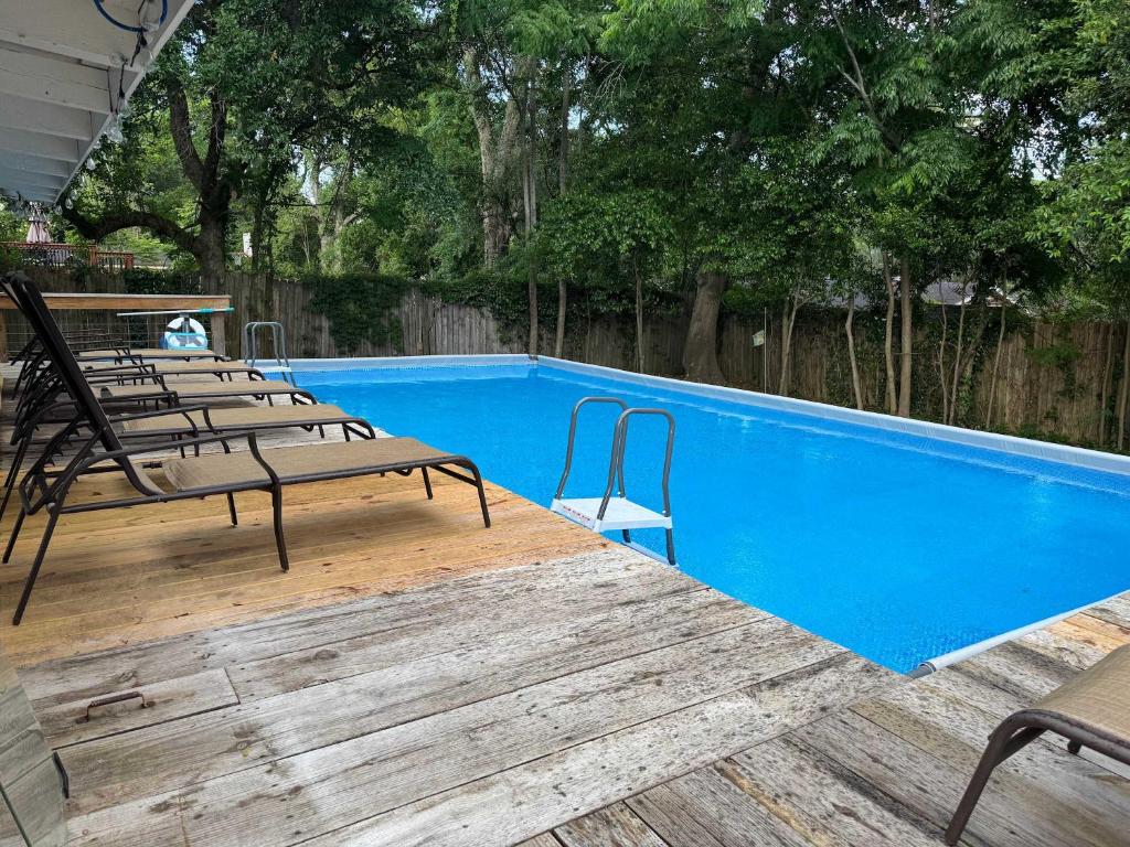 Private Pool & Yard Mins to Dining & University, Mobile