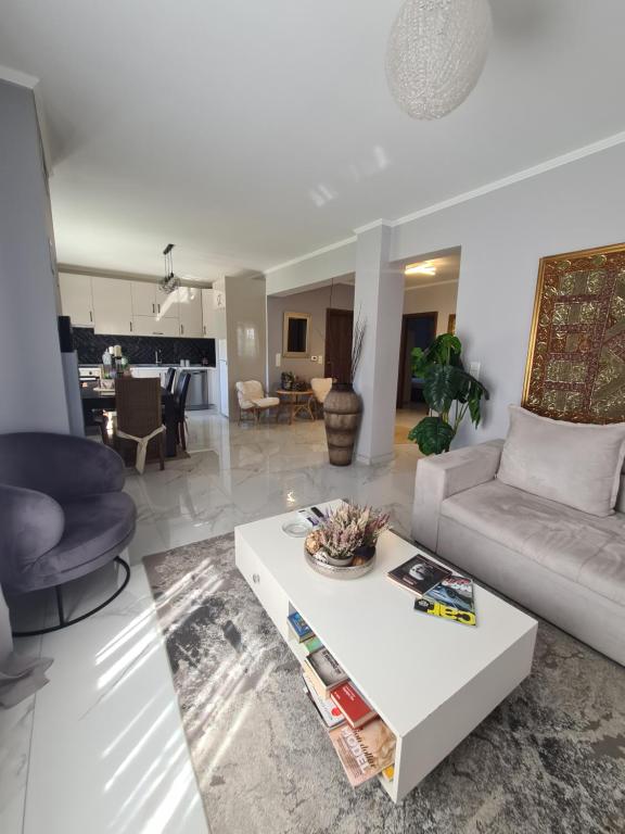 Hermes, Amigdhaleón