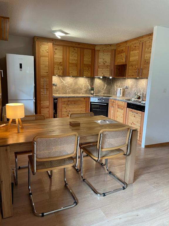 Grand appartement calme avec vue, balcon et parking couvert - 2