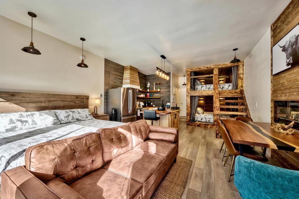 First level studio Unit #7 close to everything bike, ski, swim Zephyr Cove!, Zephyr Cove